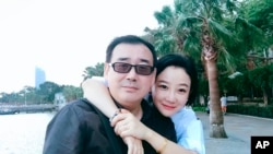 资料照：澳大利亚籍华裔作家杨恒均与妻子。（美联社/杨恒均的挚友、悉尼科技大学中国研究副教授冯崇义提供）
