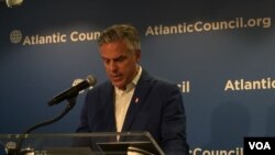 مایک پنس معاون رئیس جمهوری آمریکا روز دوشنبه در کلوب اقتصادی شهر دیترویت سخنرانی کرد. 