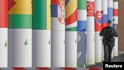 Cảnh sát tuần tra phía trước lối vào của địa điểm sẽ diễn ra Hội nghị Thượng đỉnh về Khí hậu Toàn cầu COP21 ở Paris, Pháp, ngày 26/11/2015.