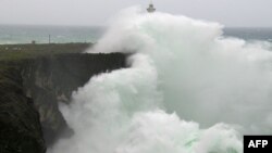 Những đợt sóng khổng lồ ập vào một bờ đá dọc bãi biển Okinawa, Nhật Bản ngày 13/10/2014.