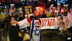 2024年3月9日,在以色列特拉维夫,被哈马斯武装组织扣押在加沙的以色列人质的亲友参加集会,呼吁释放他们。