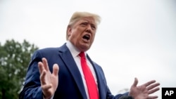 特朗普总统在白宫南草坪对媒体发表讲话,随后登上“海军陆战队一号”前往马里兰州安德鲁斯联合基地,然后前往佛罗里达州。(2019年10月3日)