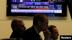 2016年7月12日,纽约证券交易所交易大厅里的交易员们。