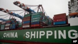 资料照片:停泊在德国汉堡港的中国集装箱货轮。