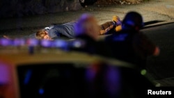 美国麻省理工学院2013年4月18发生一名警察遭受枪杀案之后, 4月19日警方在麻萨诸塞州沃特敦镇进行搜寻并要一名男子伏地不动。