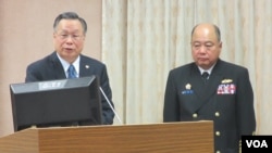 台湾国防部长严明(左一)1月5号于立法院接受质询(美国之音张永泰拍摄)