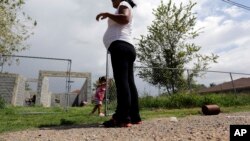 一名自称非法进入美国的女子等待在美国生子（资料图）