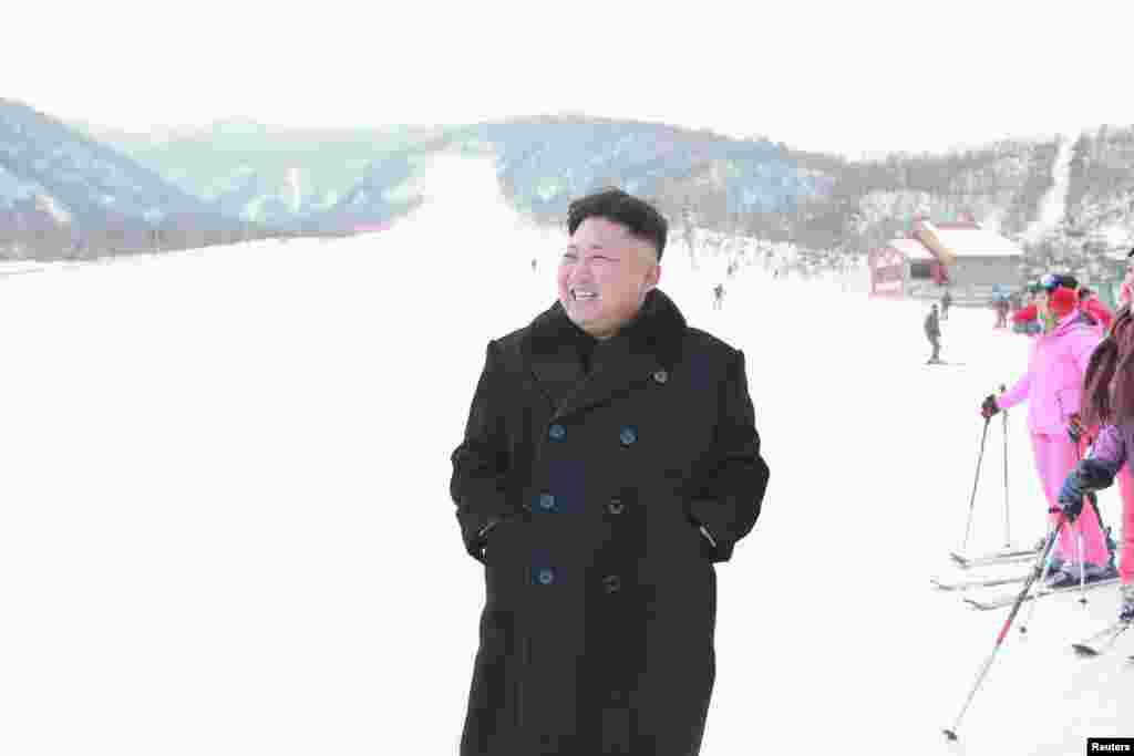 Lãnh đạo Bắc Triều Tiên Kim Jong Un thăm khu nghỉ mát trượt tuyết trong khu vực Masik Pass tại Bình Nhưỡng.