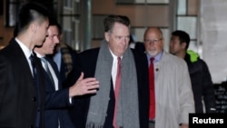 即将常见美中高级别贸易谈判的美国贸易代表莱特希泽抵达北京一家酒店。(2019年2月12日)