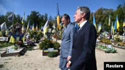 美国国务卿布林肯在乌克兰外交部长库列巴(Dmytro Kuleba)的陪同下参观战争烈士墓地。(2023年9月6日)