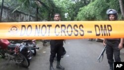 Lực lượng an ninh Bangladesh phong tỏa hiện trường sau khi xảy ra vụ bắt cóc con tin tại một nhà hàng nơi người nước ngoài hay lui tới hôm 2/7.