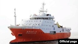 中国石油勘探船海洋地质八号。
