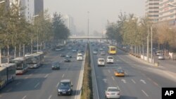 秋末冬初北京环城公路上,烟雾降低了能见度(资料照片)