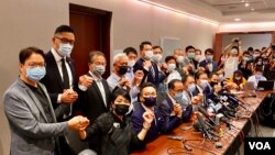 19名香港民主派立法会议员11月11日宣布集体总辞,对中国全国人大常委会通过,有关褫夺4名民主派议员的决定,表达强烈抗议 (美国之音/汤惠芸)