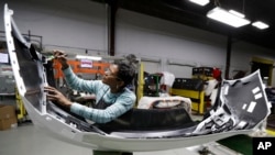 资料照:负责最终检查的玛丽·斯金纳在俄亥俄州扬斯敦检查一辆雪佛兰科鲁兹汽车的车尾。(2018年11月28日)