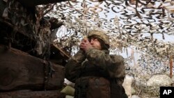 资料照片：乌克兰顿涅茨克地区德巴尔切夫附近与亲俄分离武装对峙的阵地上的一名乌克兰军人。(2021年12月3日)