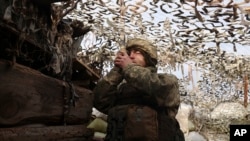 一名乌克兰军人在乌克兰东部顿涅兹克地区与亲俄罗斯反政府武装的对峙前线(2021年12月3日)