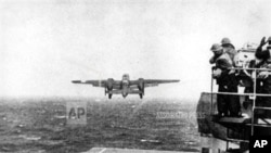 杜立特中校的B-25轰炸机从大黄蜂航母甲板上起飞。(历史资料照)