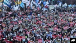 资料照片:抗议者在首尔市中心集会,要求被弹劾的总统尹锡锡悦辞职。(2024年12月28日)