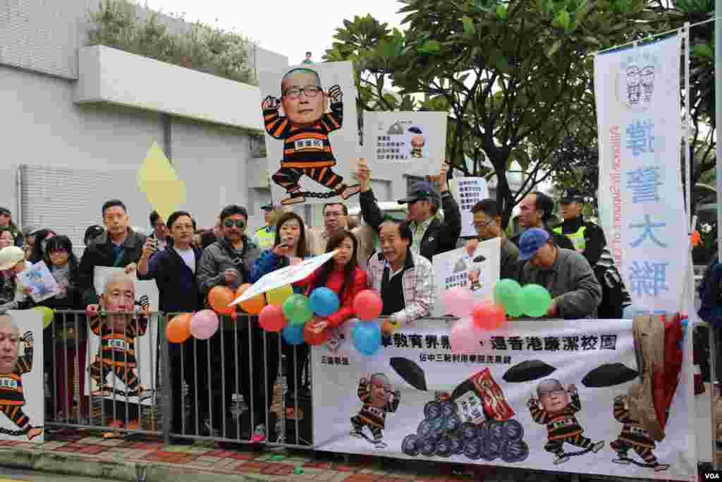 占中三子率众自首(美国之音海彦拍摄)