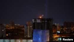 在俄罗斯无人机袭击乌克兰首都基辅期间,在夜空中可以看到一架无人机爆炸。(2025年1月3日)