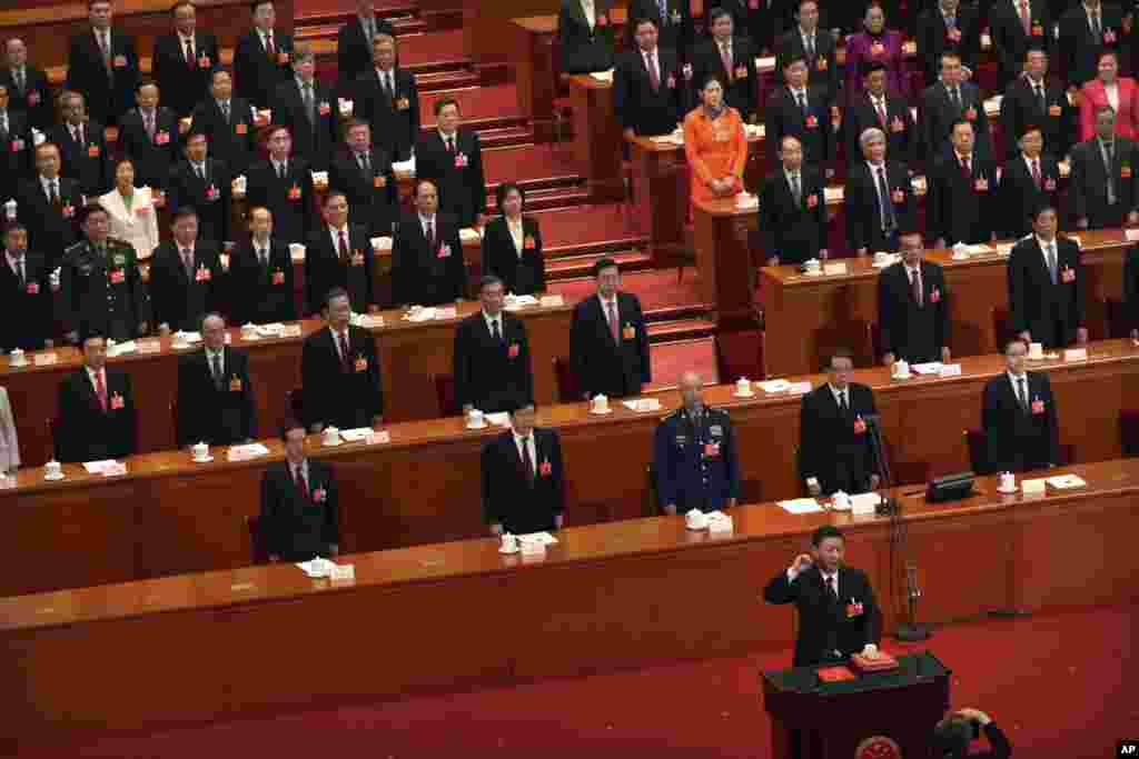 中国国家主席习近平2018年3月17日在全国人大全体会议上当选连任,宣誓就职。 中国官方最重要的喉舌之一人民日报发出号外称习近平是“ 国家的掌舵者,人民的领路人”。