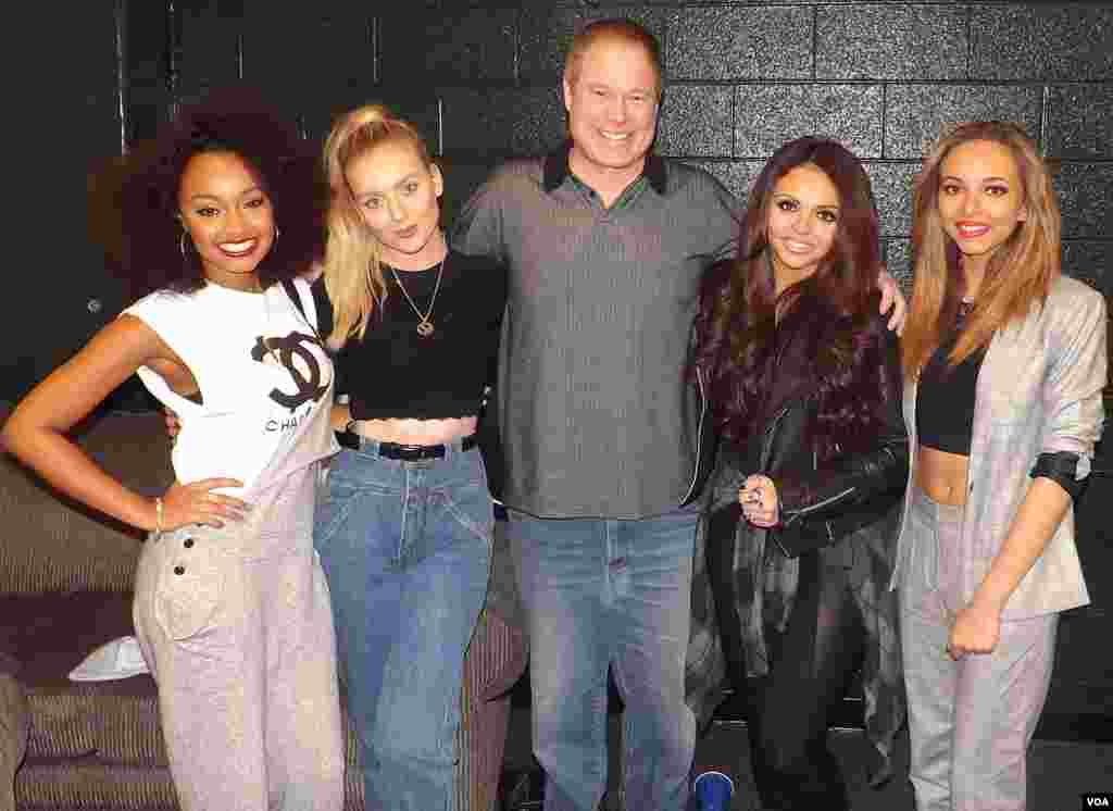 英国女子演唱组“混合甜心”(Little Mix)同 Larry London 合影。她们参加了曼彻斯特的慈善音乐会