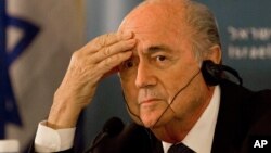 Chủ tịch FIFA Sepp Blatter loan báo sẽ từ chức vào tháng hai vì những cáo giác tham nhũng nhắm vào các giới chức cấp cao của tổ chức này.