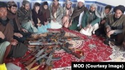 资料照片:72名投降的塔利班战斗人员被交给赫拉特和古尔省的阿富汗国家安全部队。(2020年2月11日)