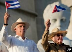 미겔 디아스카넬(왼쪽) 쿠바 대통령과 라울 카스트로 전 국가평의회 의장이 국기를 흔들고 있다. (자료사진)