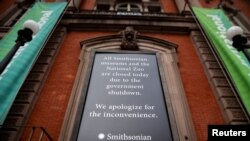 在美国华盛顿特区,伦威克美术馆外的一块标牌上写着所有史密森尼博物馆都关闭了。(2019年1月20日)
