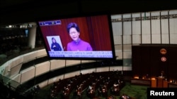 香港特首林郑月娥在立法会的会议上回答问题。(2022年1月12日)