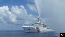 Hình minh họa - Tàu tuần duyên Trung Quốc tiếp cận tàu cá Philippines khi đối đầu ở Bãi cạn Scarborough.