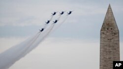 美国战机编队越过华盛顿上空(美联社2019年7月4日)