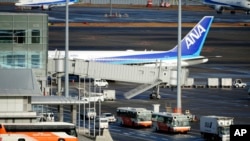 从中国武汉撤出的日本人乘坐日本包机抵达东京羽田国际机场后乘坐大巴离开。(2020年1月29日)