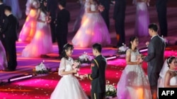 2018年5月20日,中国辽宁省沈阳的东北大学举办集体婚礼。(AFP 资料照)