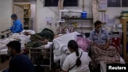 印度新德里一所医院的急诊室挤满了新冠患者。 (2021年4月29日)