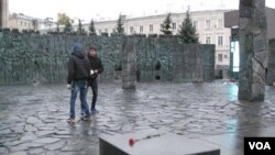 “悲伤墙”纪念碑。