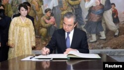 资料照片:王毅2018年5月访问朝鲜