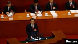 中国总理李克强在北京人大会堂举行的全国人大年度会议做政府工作报告。(2021年3月5日)