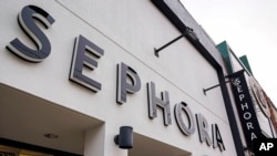 资料照片:位于匹茨堡的一家丝芙兰商店的标识。(2022年1月12日)