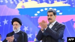 Presiden Iran Ebrahim Raisi (kiri) dan Presiden Venezuela Nicolas Maduro tampil bersama di pertemuan kaum muda Venezuela yang digelar di teater Teresa Carreno, di Caracas, pada 13 Juni 2023. (Foto: AFP/ Venezuelan Presidency/Zurimar Campos)