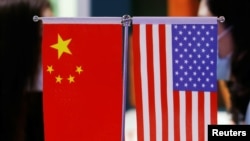 北京举行的中国国际服务贸易交易会上展示的美中国旗 。（2021年9月4日）