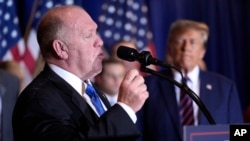 FILE - Tom Homan berpidato saat mantan calon presiden dari Partai Republik Donald Trump mendengarkan di pesta malam pemilihan pendahuluan di Nashua, N.H., 23 Januari 2024. (Matt Rourke/AP)