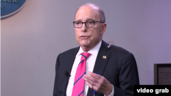 白宫经济顾问库德洛在白宫与记者谈话。(2020年2月13日)