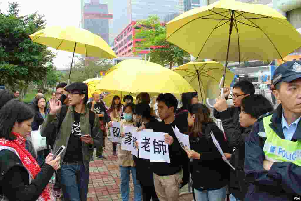 占中三子率众自首(美国之音海彦拍摄)