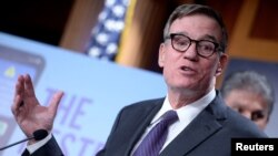 资料照片:2023年3月7日,美国参议员马克·华纳和其他美国参议员在美国国会山举行的新闻发布会上公布了一项立法,允许拜登政府禁止外国科技产品,例如中国拥有的视频应用程序TikTok。(路透社照片)