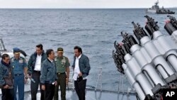 Tổng thống Indonesia Joko Widodo và quan chức Indonesia trên một tàu chiến tại quần đảo Natuna.