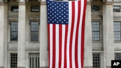 美国国旗高高悬挂在纽约布鲁克林市政厅楼前,2014年7月3日摄