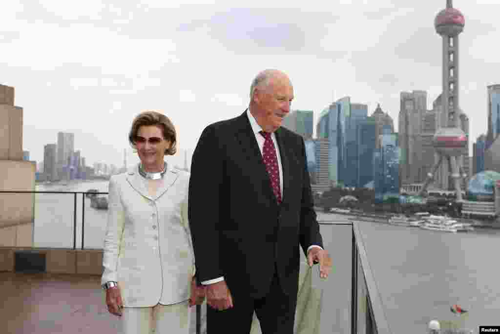 挪威国王哈拉尔五世、王后宋雅2018年10月18日在上海的黄浦江边,对岸是浦东。近期挪威和美国等9个国家在联合国人权理事会对中国提出了中国当局2017年以来在新疆大规模建立集中营,拘留维吾尔穆斯林的问题。另一个北欧国家——瑞典的国王原计划也要访问中国,但没有成行。瑞典媒体报道,瑞典国王取消了计划中11月25日至12月1日的中国之行。瑞典国家电视台报道,这是“关于在未经审判的情况下在中国被监禁超过1,100天的瑞典出版商桂敏海的复杂的持续性”谈判失败造成的。